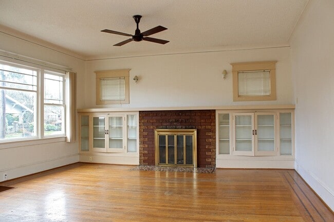 Building Photo - Spacious and Impeccable 3 Bed 1 Bath Craft...