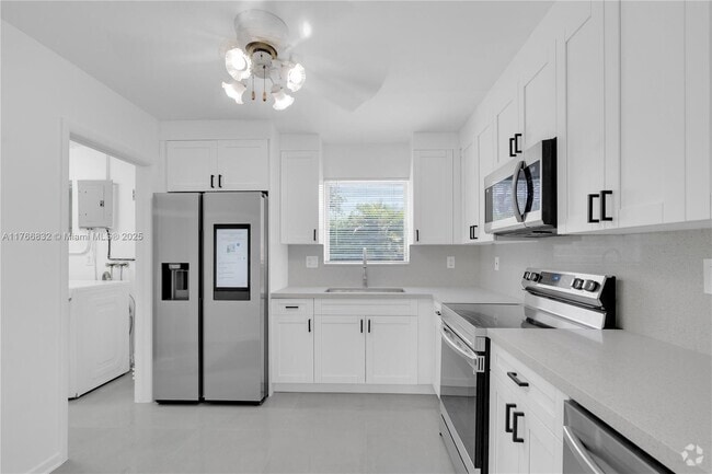 Building Photo - 721 SW 64th Ter