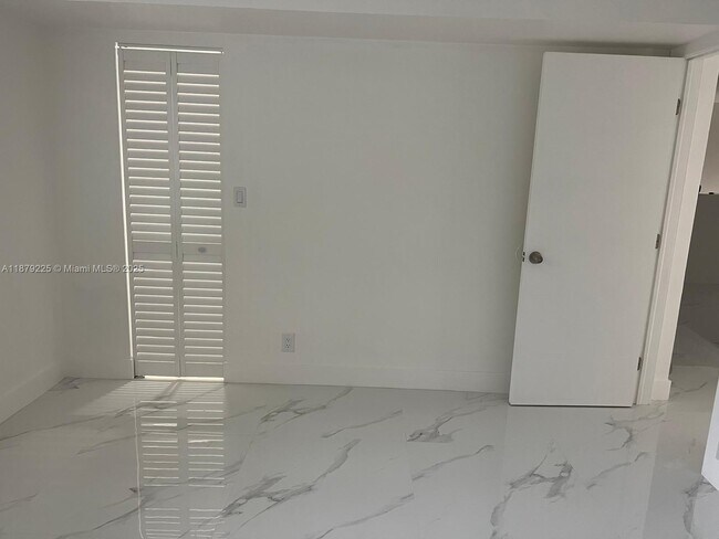 Building Photo - 505 Gardens Dr