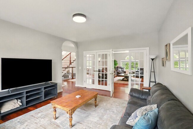 Foto del edificio - Beautiful Fully furnished 4 bedroom 2.5 bath
