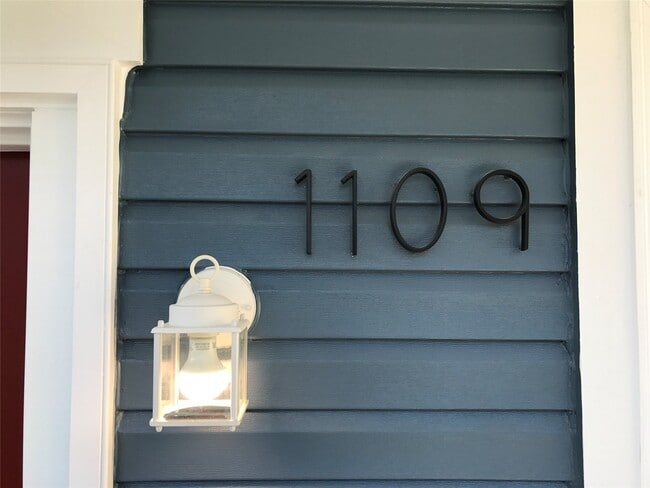 Building Photo - 1109 Edwards St