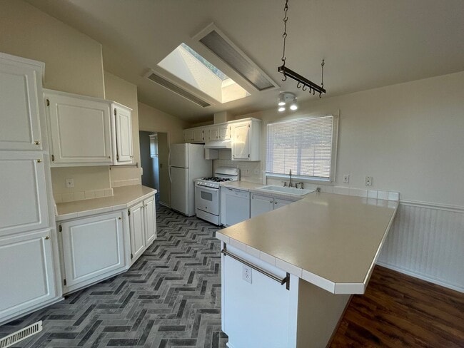 Building Photo - Lovely 3/2 West Petaluma  - 1873 Mtn. View...