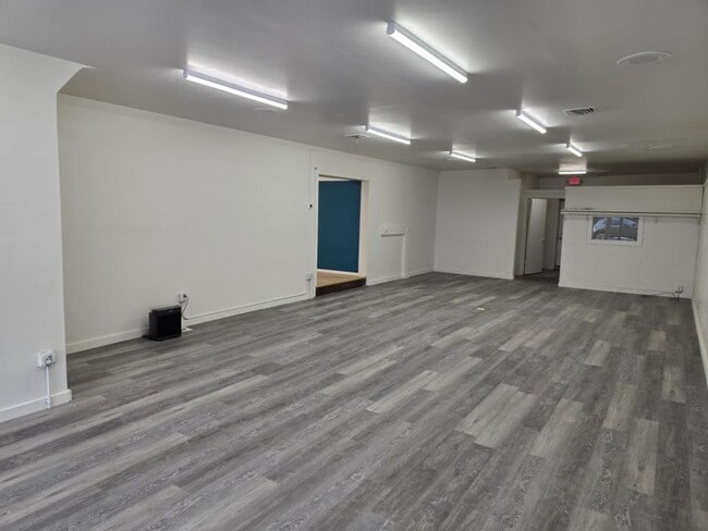 Building Photo - 122 S Water St