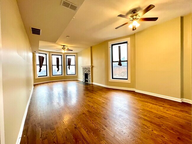 Foto del edificio - 2445 W Harrison St