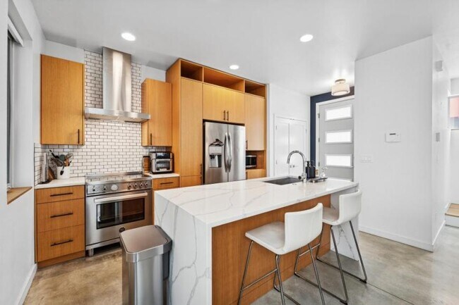 Foto del edificio - 3 bedroom in Seattle WA 98118