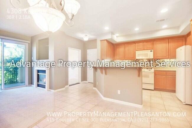 Building Photo - Lovely 3 bed / 2.5 bath, 1,897 sq ft condo...
