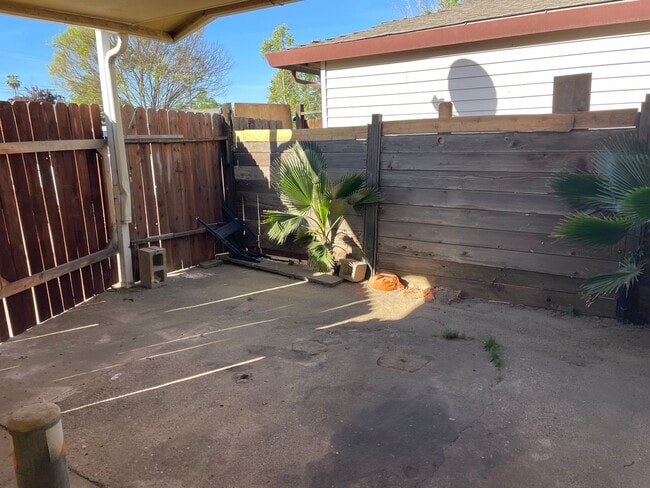 Building Photo - Great house of 4 rooms and 2 bath