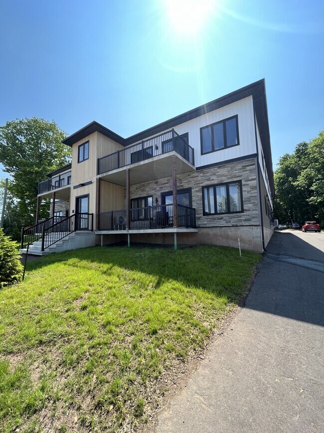 Photo du bâtiment - 180 Hillsborough Rd