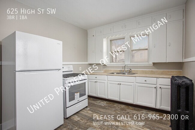 Foto del edificio - Available Now | 3 Bedroom Upper Unit Apart...