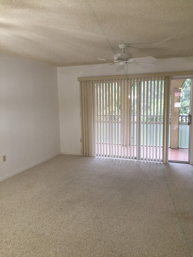 living room - 835 18th St