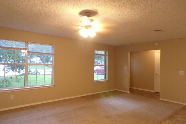 Foto del edificio - Spacious & Pet-Friendly 3/2 Home in West P...