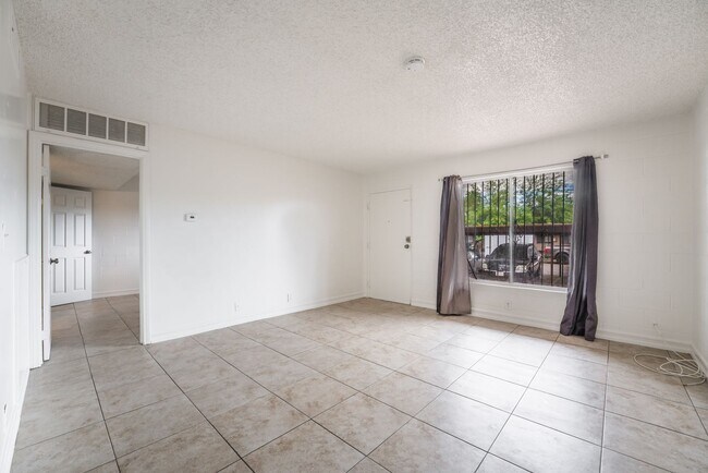 Foto del edificio - 1 Bedroom Downstairs  Condo Unit Near the ...