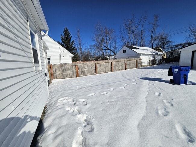 Foto del edificio - 4445 E 154th St