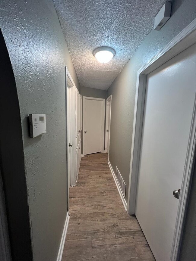 Building Photo - 220 W Shadywood Dr