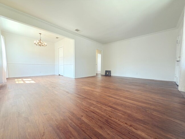 Building Photo - Bright and Spacious Two-Bedroom in Sun Valley