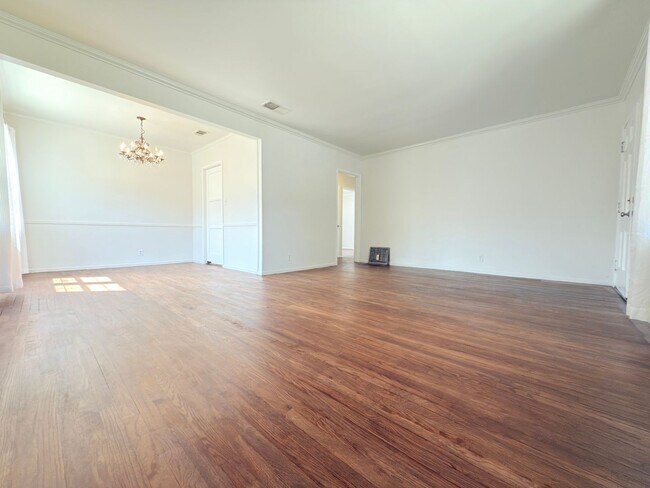 Foto del edificio - Bright and Spacious Two-Bedroom in Sun Valley