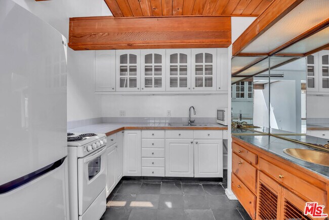 Foto del edificio - 6456 Surfside Way