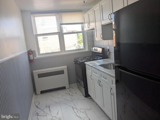 Foto del edificio - 1327 E Weaver St