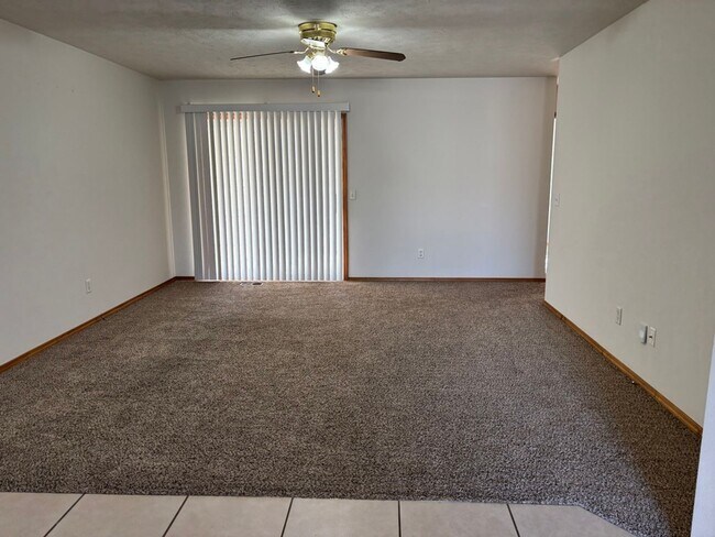 Foto del edificio - Two bedroom, 2 bath, 2 car garage duplex i...