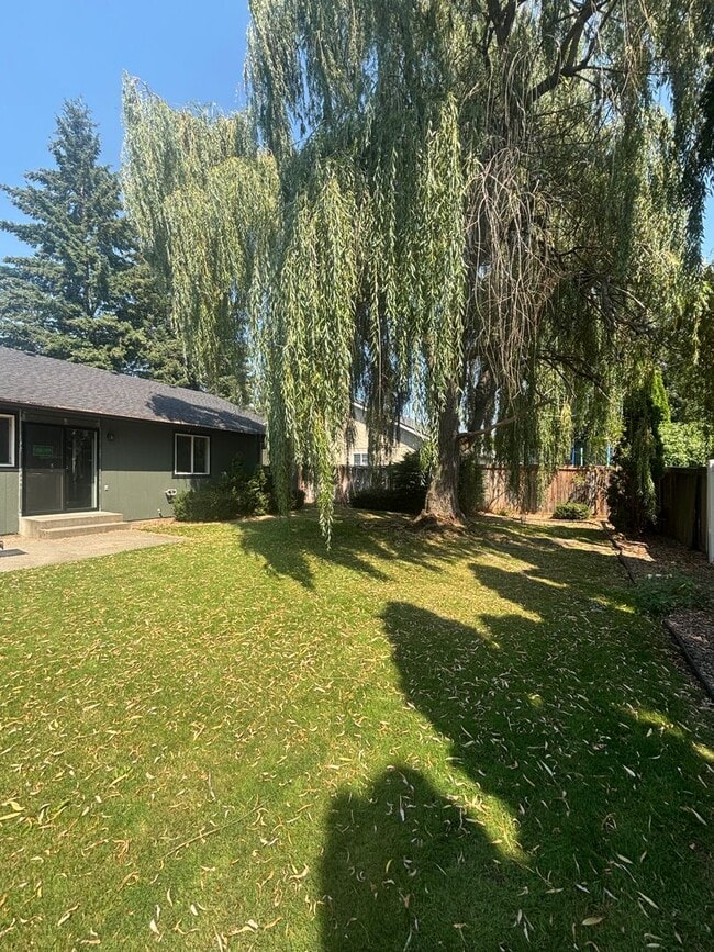 Building Photo - 720 E Whispering Pines Ln