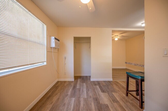 Foto del edificio - 8340 Roosevelt St