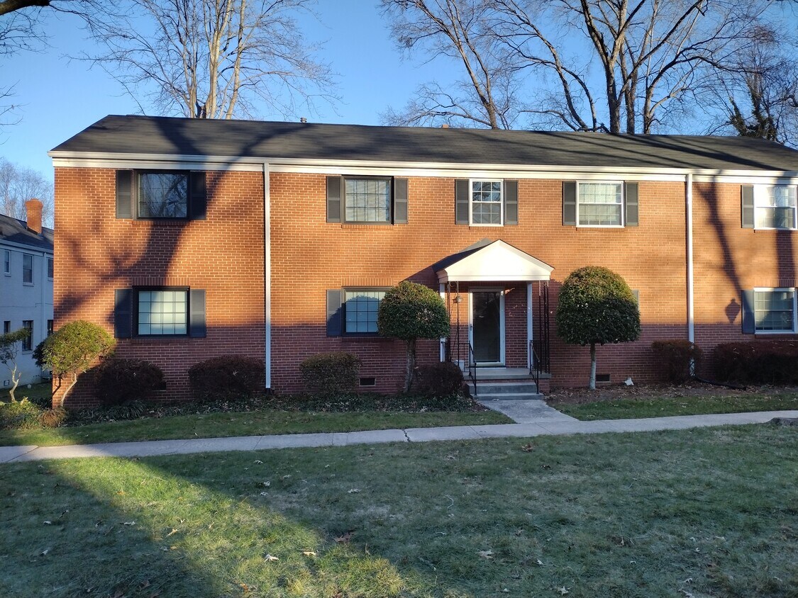 2bd, 1bth upstairs unit in Hillcrest Manor - 1310 Eaton Pl