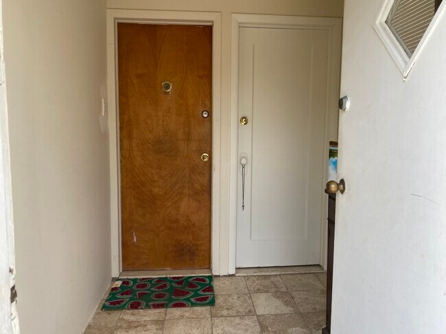 Shared entry way - 3847 Nautilus Ave