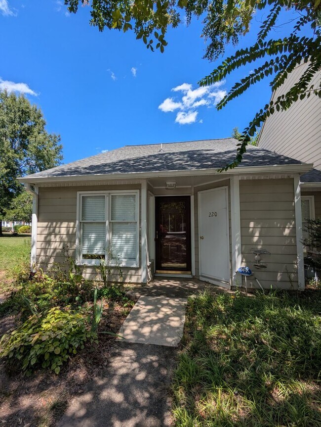 Building Photo - Beautiful townhouse with lakeside views, c...