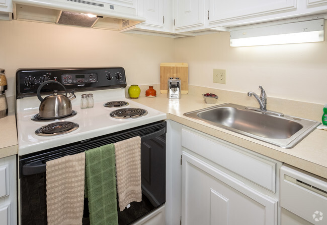 Kitchen - Montcalm Heights Apartments