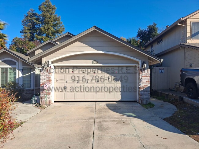 Building Photo - Updated 3 Bed, 2 Bath Home - Solar - Close...