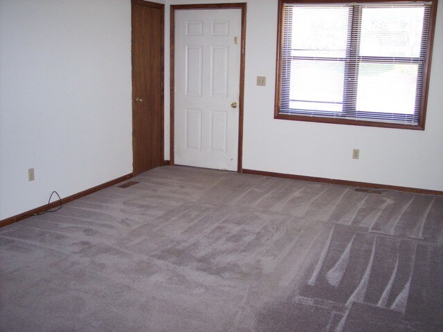 LIVING ROOM - 407 N Ridgeview Dr