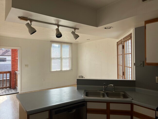 Building Photo - 2328-2 E Carson St