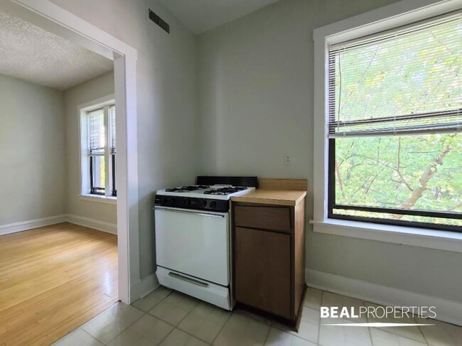 Foto del edificio - 2 bedroom in CHICAGO IL 60657