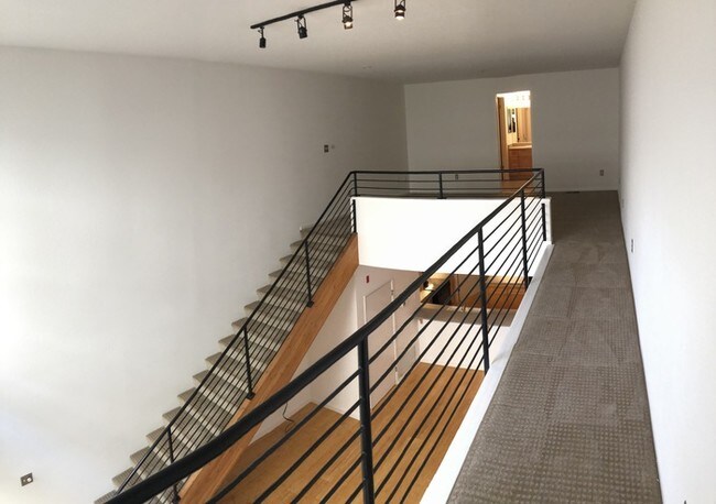 Building Photo - Contemporary 1 Bdrm/1.5 Ba Loft Near DT SJ!
