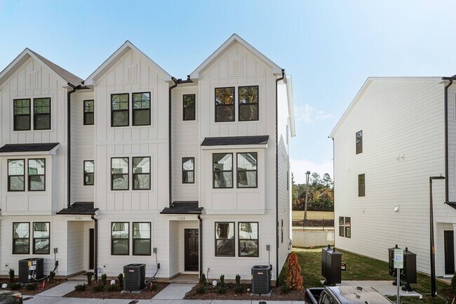 Foto del edificio - Three Bedroom End Unit Townhome!