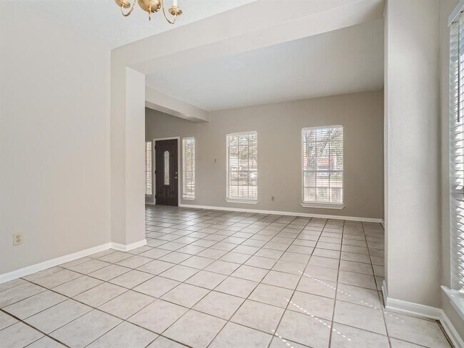 Building Photo - 5911 Klamath Falls Ct