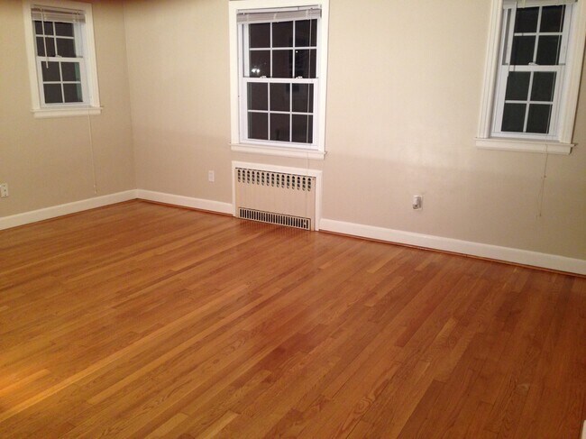 Foto del edificio - 400 Quaker Ln S