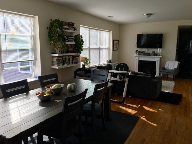 Foto del edificio - 2643 N Fairfield Ave