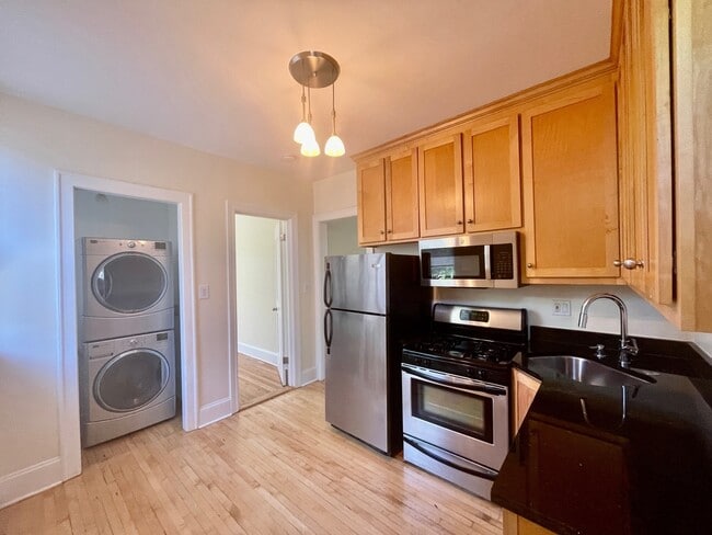 Building Photo - 7027 N Damen Ave