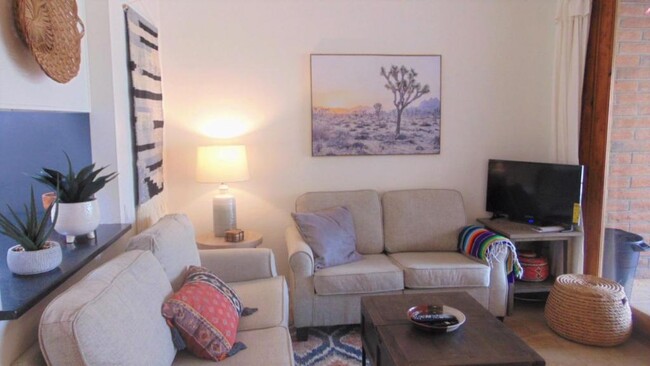 Foto del edificio - 1344 W Desert Hills Drive
