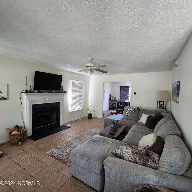 Building Photo - 401 Star Hill Dr