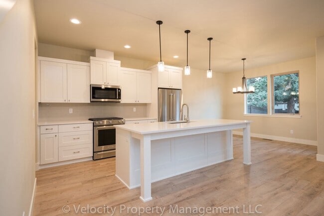 Building Photo - Townhome with Primary Bedroom on the Main ...