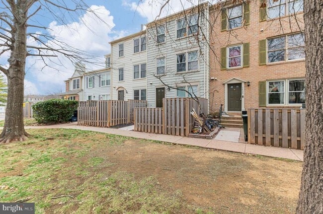 Foto del edificio - 7438 Emerald Dr