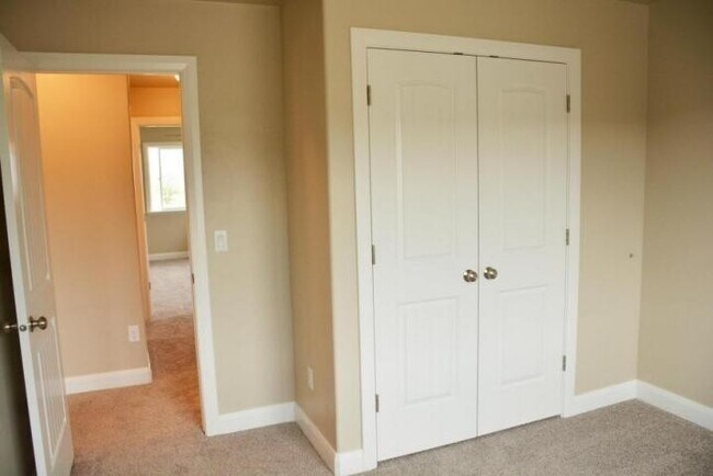 Foto del edificio - 3 Bed 2.5 Bath - Great location - townhome...