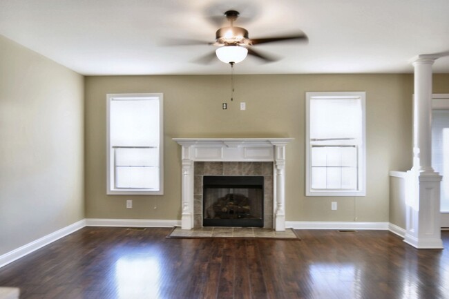 Building Photo - Pet Friendly Three Bedroom with Bonus in C...