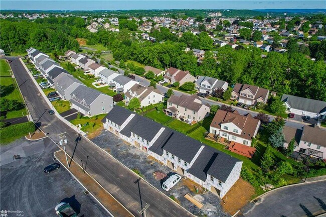 Building Photo - 661 Sipos Dr