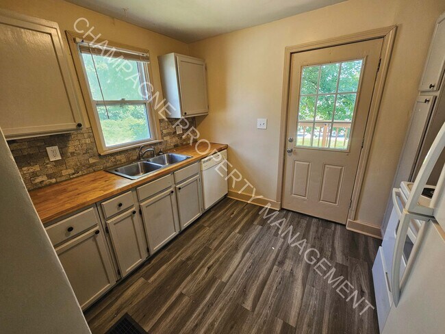 Foto del edificio - Charming 3-Bedroom Home with Covered Front...