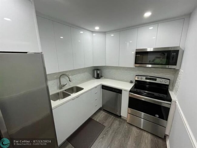 Building Photo - 6393 Bay Club Dr