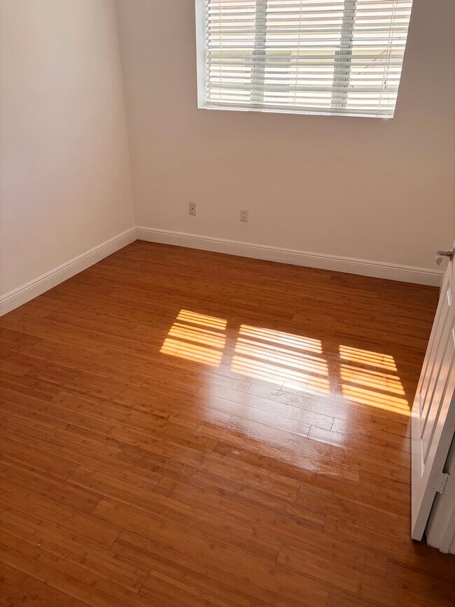 Building Photo - 4812 Pine Tree Dr