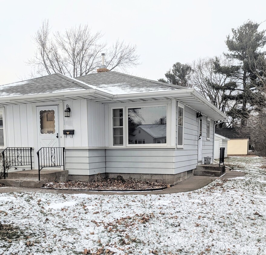 ¡Le espera una vida tranquila en una calle tranquila que está cerca de todo lo que Eau Claire tiene para ofrecer! - 910 Maple St